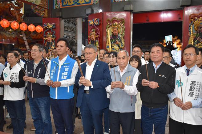 民眾黨主席柯文哲17日晚間在苗栗市玉清宮廟口開講，對苗栗縣長鍾東錦提問強調要修改中央與地方財政畫分法。（謝明俊攝）