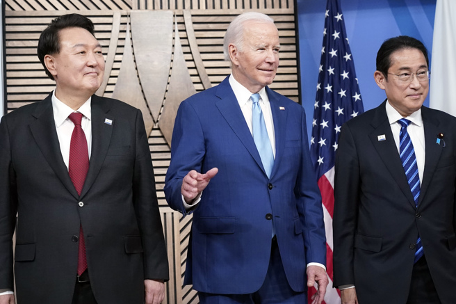 日本首相岸田文雄（右起）、美国总统拜登、南韩总统尹锡悦16日在旧金山APEC峰会合影。（美联社）