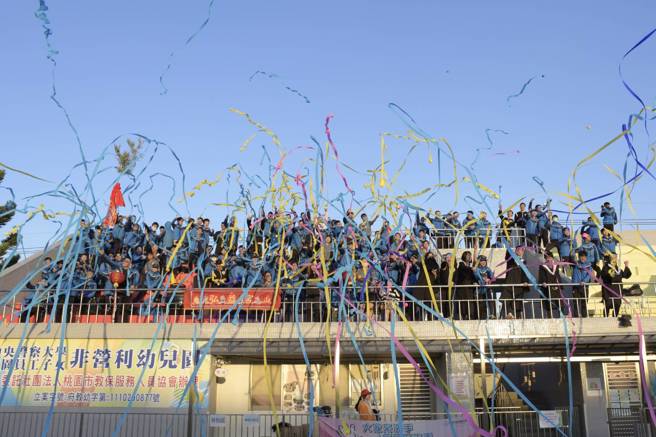 學生在開幕式上拋彩帶。(戴志揚翻攝)