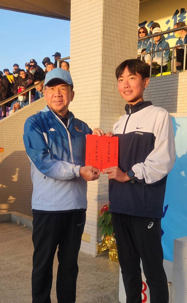 楊源明校長頒發破紀錄獎金。(戴志揚翻攝)