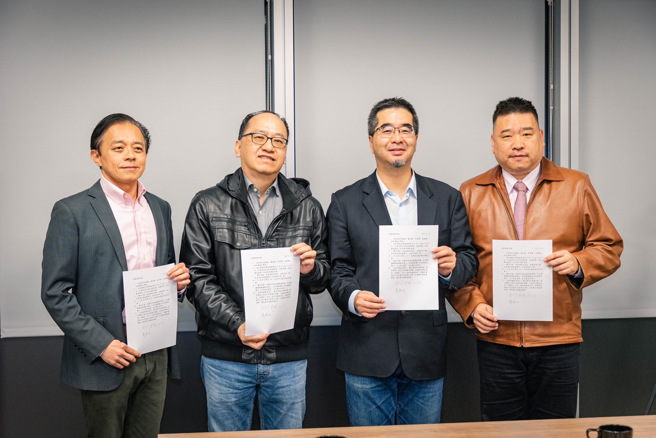 圖為文化大學新聞系教授莊伯仲、求真民調公司總經理關智宇、政治大學政治系主任陳陸輝等3位民調專家協商會前合影。（圖／國民黨文傳會提供）