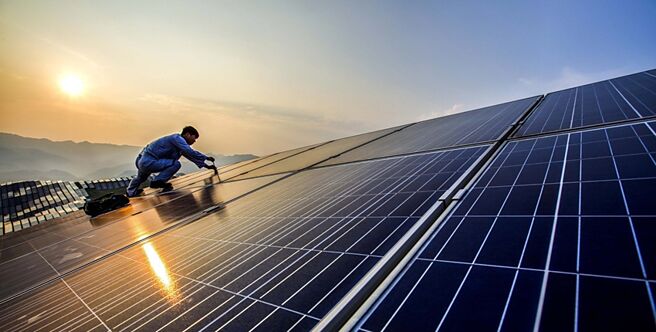 裕融总经理许国兴表示，太阳能光电合约容量已逾120MW（百万瓦），配合进军绿能售电业务开展，将创造新获利契机。图／美联社