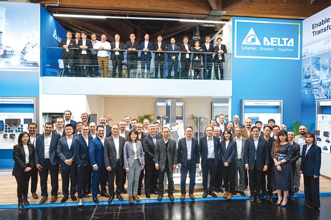 台达机电事业群总经理刘佳容与同仁在台达展区合影。图／台达提供