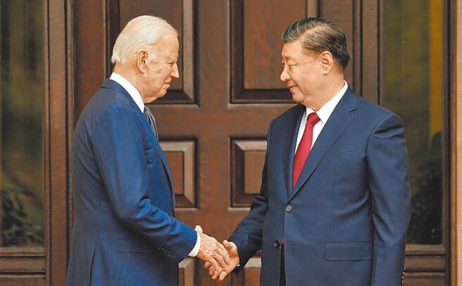 旧金山「拜习会」于台北时间16日清晨在费罗丽庄园落幕，美国总统拜登（左）与中国国家主席习近平（右）握手致意。（路透）