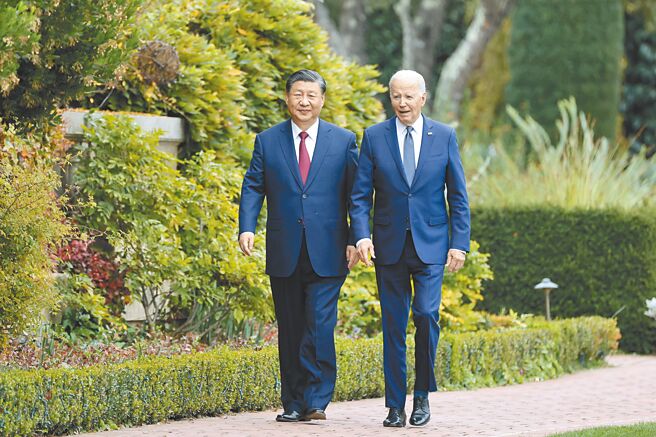 美国总统拜登（右）与大陆国家主席习近平（左）散步交谈。（中新社）