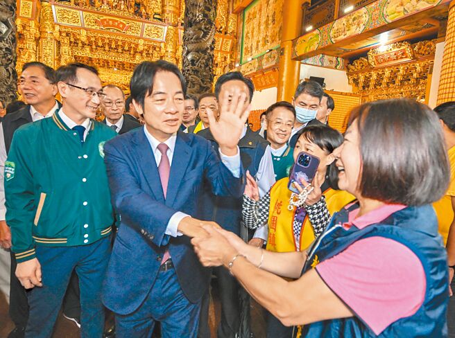 民进党总统参选人赖清德（左二）16日到桃园镇抚宫参香祈福，与民眾打招呼。（陈麒全摄）