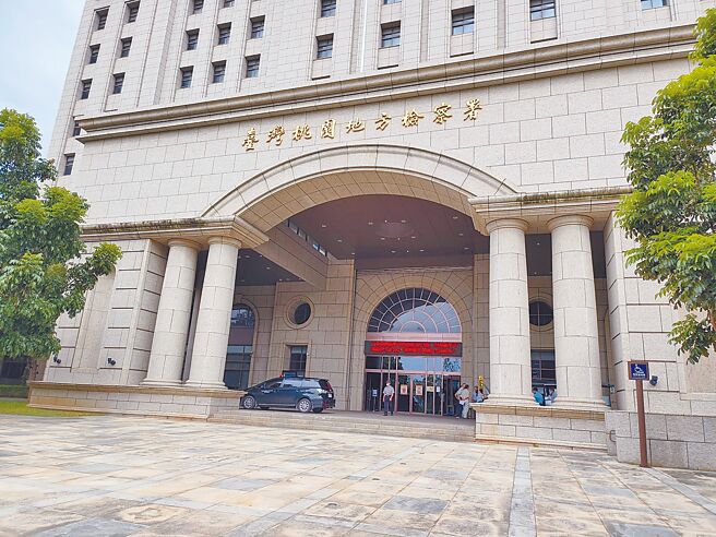 伴唱机业者音圆公司涉嫌上网下载音乐歌曲9687首，制成伴唱带提供给客户、经销商，桃园地检署依违反《着作权法》起诉庄姓业者等14人，并声请桃园地方法院没收11亿余元。（赖佑维摄）