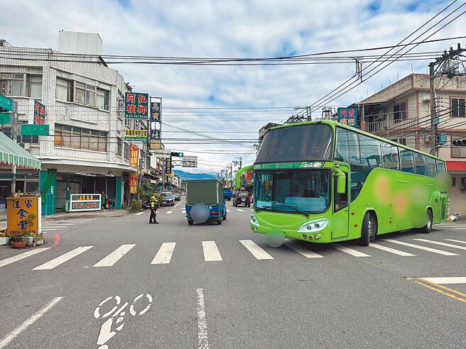 82歲徐姓老婦14日走在斑馬線上被1輛左轉客運撞倒在地，所幸沒有大礙。（警方提供／王志偉花蓮傳真）