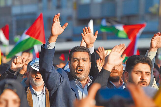 英媒報導，伊朗表明不會直接參與以哈戰爭，黎巴嫩真主黨也選擇避免全面對抗。圖為人們在伊朗德黑蘭舉行集會支持巴勒斯坦。（新華社）