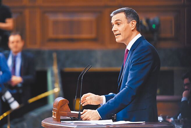 西班牙總理候選人就職辯論後，眾議院16日投票，桑傑士以179票成功連任總理。（新華社）