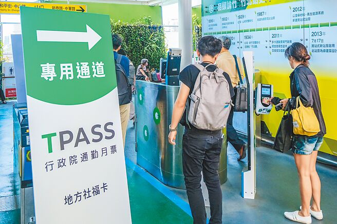 桃竹竹苗TPASS通勤月票，从新竹搭铁到台北要2段票，新竹县、市政府共同向交通部反应，希望推出新竹台北整合型的通勤月票，嘉惠上班民眾。（罗浚滨摄）