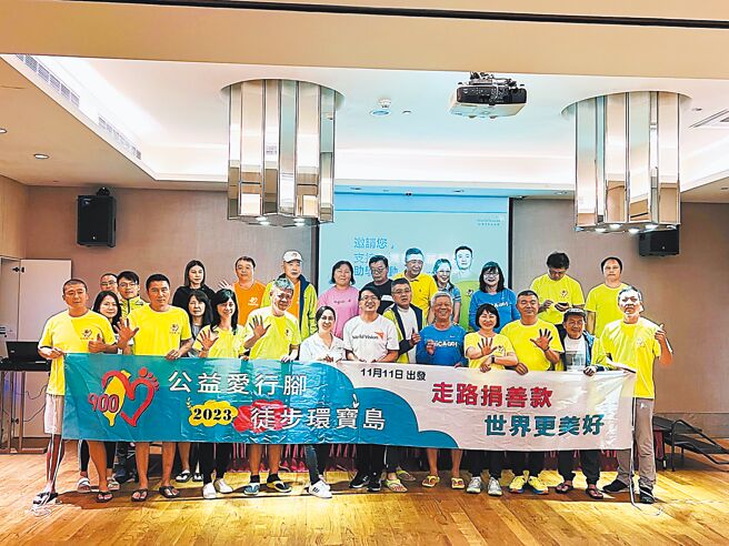 由国立中山大学EMBA发起的「公益爱行脚，徒步环宝岛」，11日从中山大学一路往南，15日抵达台东捐赠善款。（台湾世界展望会东区办事处提供／萧嘉蕙台东传真）