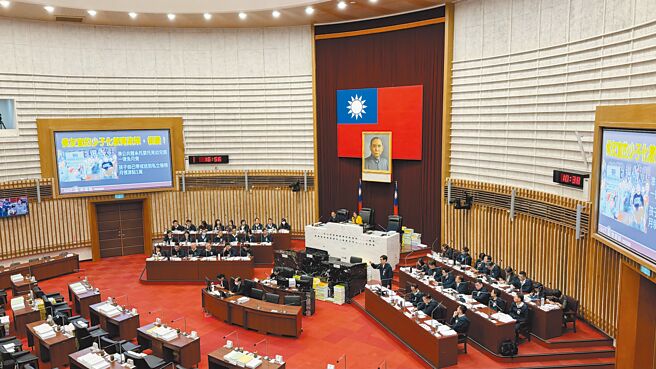 國民黨高市議員李眉蓁16日質詢時提及，國民黨總統參選人侯友宜拋出的少子化教育政策很讚。（柯宗緯攝）