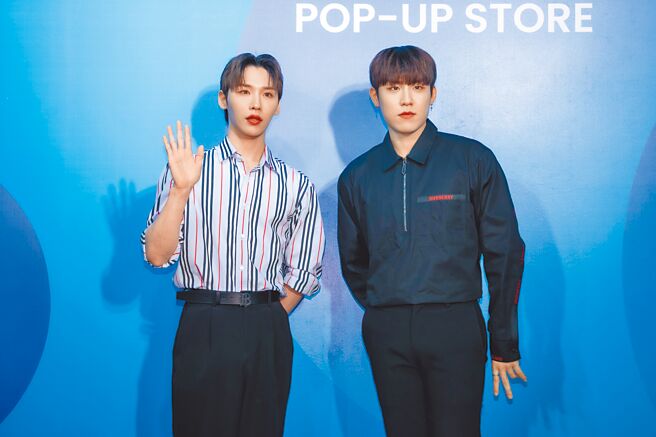 「AB6IX」成员田雄（左）和朴佑镇16日来台出席快闪店开幕活动。（COME ON JKSSP提供）