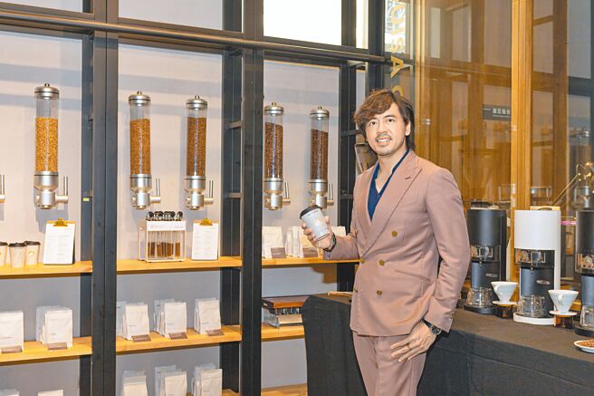 路易莎未来展店策略着重在「BEYOND SPECIALTY 超越精品咖啡概念店」，既有门市也会陆续转型。图为路易莎董事长黄铭贤。（路易莎提供）