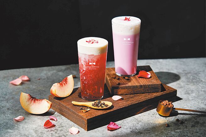 cama cafe豆留系列旗舰店主推特色商品「粉红泡泡初恋拿铁」与「招桃花脱单莓果茶」，180元起。（cama cafe提供）
