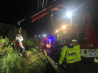 紅牌重機男載美眉夜遊 尷尬了！轉彎失控摔落3米深山溝