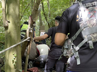 90公斤女爬硬汉岭跌倒骨折！消防员化身「真硬汉」扛她下山