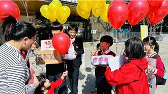 康橋學生快閃新竹動物園 替弱勢長輩募愛心年菜