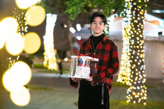 《華燈初上》男星拍廣告路人圍觀 害羞獻出處女秀