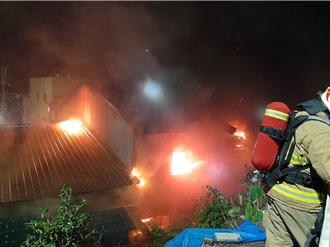 基隆和平島鐵皮民宅起火 延燒多戶還爆炸斷電 消防人員搶救中