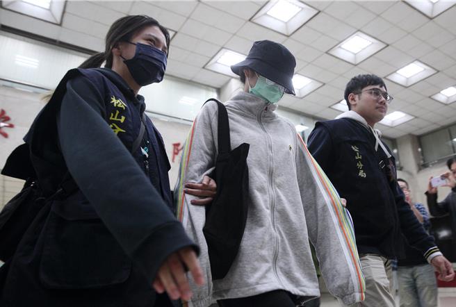 SBL職籃簽賭案持續延燒，士林地檢署17日擴大搜索、約談裕隆教練、球員、球團人員多人到案，其中吳季穎的前女友黃品瑄（中）等人經刑事局訊問後，晚間送往士檢複訊。（張鎧乙攝）