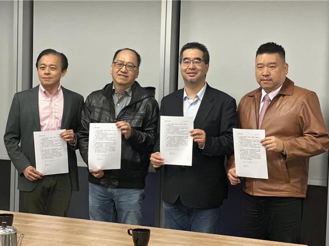 蓝白合濒临破局，三位民调专家与马英九基金会执行长萧旭岑四人合照。（民眾党提供／杨亚璇台北传真）