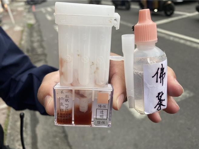 陳姓男子異想天開將毒品FM2摻進瓶裝水裡，還在瓶身貼上「佛茶」字樣，企圖魚目混珠，但仍遭警方查獲。（新北保大提供）