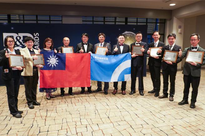 工研院勇夺8项2023全球百大科技研发奖 。左起为工研院生医所经理李若屏、工研院资通所副组长邱碧贞、工研院生医所副所长吕瑞梅、和硕美国分公司总经理邱英超、工研院北美办公室主任王明哲、工研院机械所所长饶达仁、旭宇腾精密科技董事长王春晖、工研院机械所副组长王庆钧、工研院智机中心组长王仁杰、工研院电光所组长庄凯翔、工研院电光所经理陈灿煌。图／工研院提供