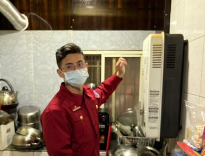 屋外型熱水器錯誤安裝於室內。（翻攝畫面）