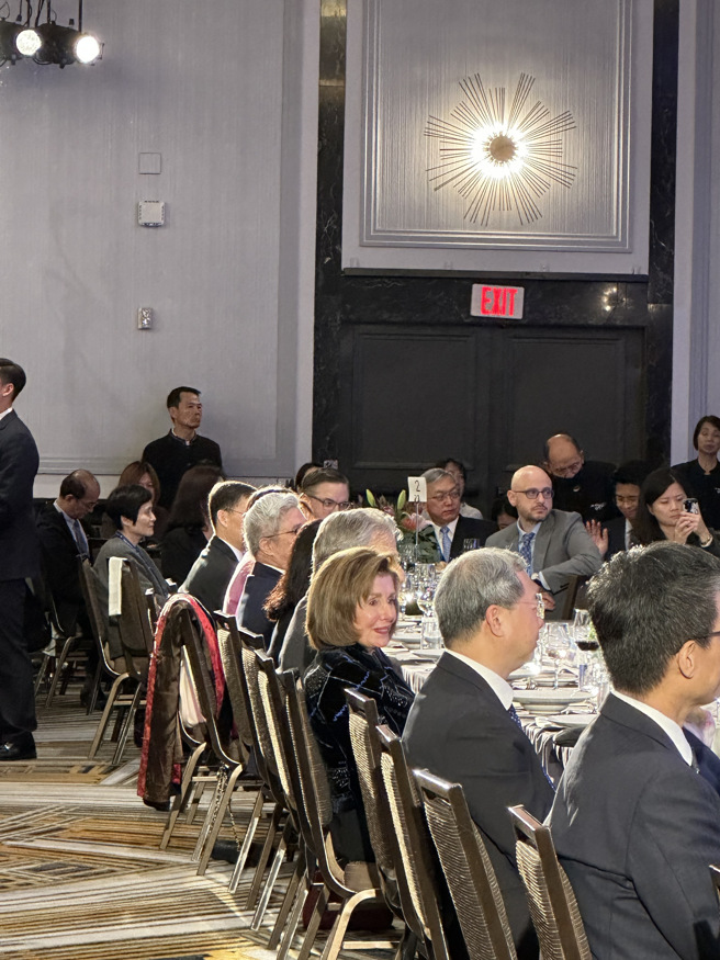 裴洛西现身APEC台湾领袖代表张忠谋伉俪答谢晚宴 美国前眾议院议长裴洛西（Nancy Pelosi右3）17日惊喜现身美国旧金山APEC台湾领袖代表张忠谋伉俪答谢晚宴，并在接受驻美代表萧美琴介绍后上台致词。（图/中央社）
