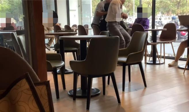警方假扮咖啡廳顧客，趁車手出現後上前壓制。（翻攝照片／洪靖宜高雄傳真）