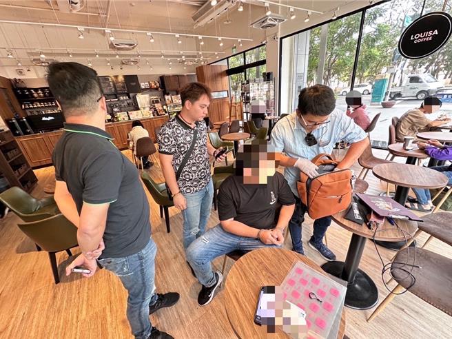 警方假扮咖啡廳顧客，趁車手出現後上前壓制。（翻攝照片／洪靖宜高雄傳真）