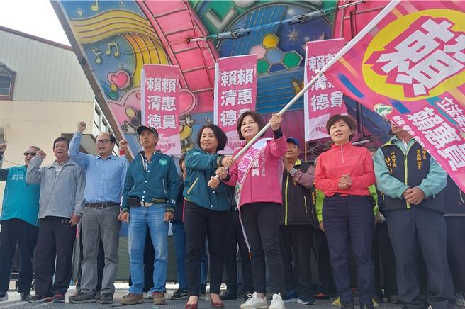 台南一选区民进党赖惠员（左六）18日在她的家乡后壁上茄苳，成立「后壁区后援会」，同为上茄苳出身的前台南市议长赖美惠（左五）出席相挺。（赖惠员服务处提供／张毓翎台南传真）