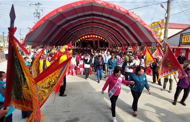 民进党立委赖惠员今天一早在上茄苳显济宫成立后壁后援会，虽然上茄苳不在后壁市区内，仍涌入超过800人热情参加。（赖惠员服务处提供／张毓翎台南传真）