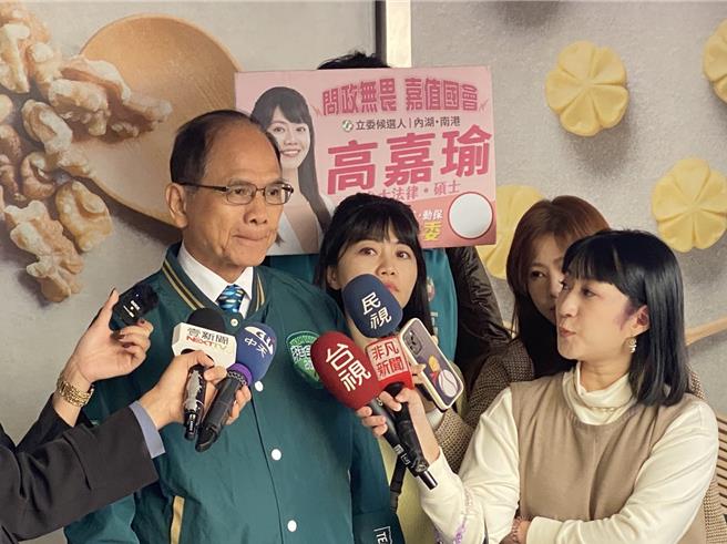 高嘉瑜則說，大家看得很清楚，除了博取媒體版面外，也讓藍營、白營公信力完全破產，演這齣戲，不知道演給誰看，好像耍猴戲。（游念育攝）