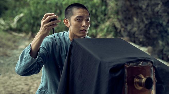 曹佑寧在《星空下的黑潮島嶼》以攝影師視角說故事。（客家電視台提供）