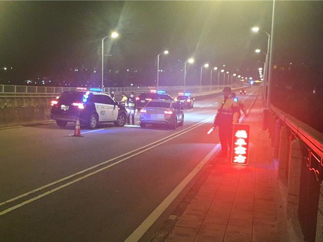 桃园市大溪警方重兵部署取缔改装、噪音、竞速车辆。（翻摄照片／蔡明亘桃园传真）