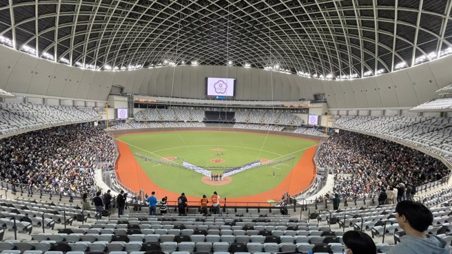 台北大巨蛋18日进行首场对外测试赛，由亚锦赛中华队出战U23世界杯中华培训队。（毛琬婷摄）