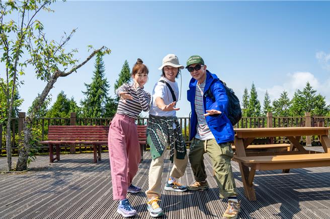 具俊曄（右起）、陳柏霖、金針菇一起度過美好時光。（灰魚影像提供）