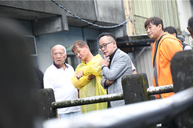 基隆市南荣河的水质改善工程接近完工，基隆市议会议长童子玮（右二）表示，未来议会会持续监督、推动基隆市各河道的整治与水岸空间解放，重新建构河川与民眾生活的关系。（童子玮办公室提供／徐佑升基隆传真）