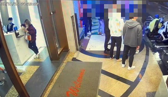 走路时不小心碰到肩膀，双方爆发口角，男大生被对方持刀猛刺，急救3天伤重不治。（翻摄照片）