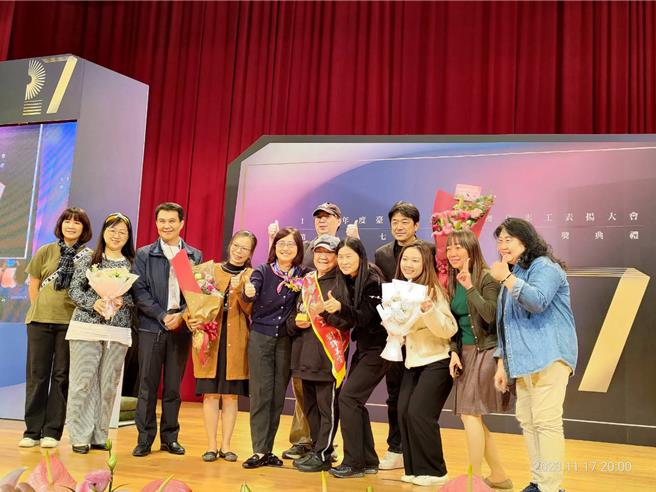 為感謝志工長期的付出，第27屆「金鑽獎頒獎典禮」17日在中油大樓國光廳盛大登場，今年遴選出35位優良志工、8組優良志工團隊，以及5組優良志工家庭進行表揚。(黃敬文翻攝)