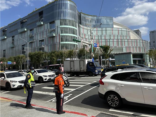 大巨蛋18日举行首场公开预备赛，11时开放民眾入场后，周边车流交通状况还算稳定，并无出现壅塞状况。（丁上程摄）