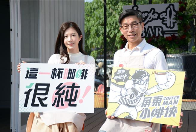 爭取連任的屏東立委鍾佳濱(右)，以純白貨櫃屋打造成為青年總部，18日更邀請八年級生鄭家純擔任一日店長，與在地青創業者共同開箱。(林和生攝)