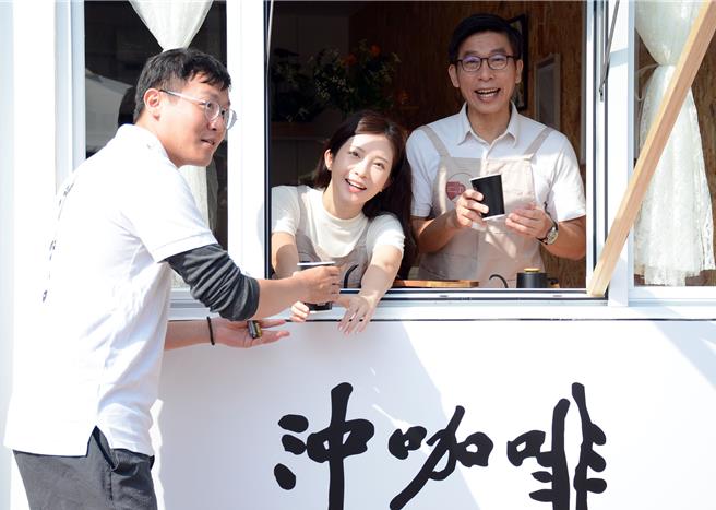 爭取連任的屏東立委鍾佳濱(右)，以純白貨櫃屋打造成為青年總部，18日更邀請八年級生鄭家純(中)擔任一日店長，邀請民眾一同喝咖啡。(林和生攝)