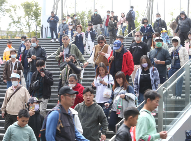 「Home Run台北大巨蛋预备赛」18日开打，11点开放便有早鸟的观眾进场。（陈怡诚摄）