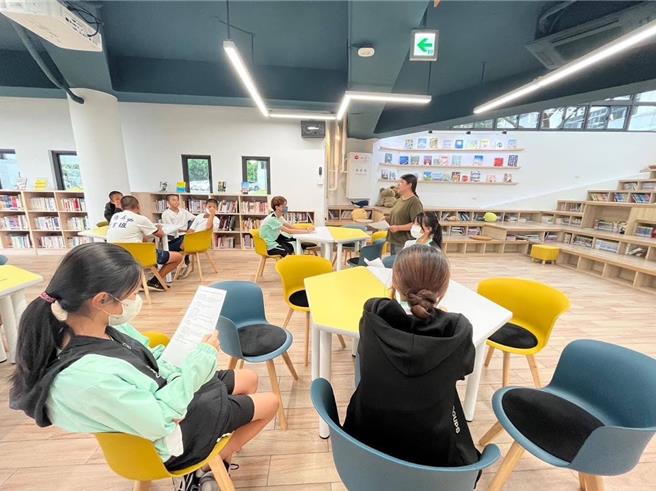 新竹市政府18日宣布，3所市立高中普通科113学年度起至115学年度的新生班级，将共增班14班，让学生有机会就近入学。图为成德高中图书馆教学情形。（新竹市政府提供／王惠慧新竹传真）