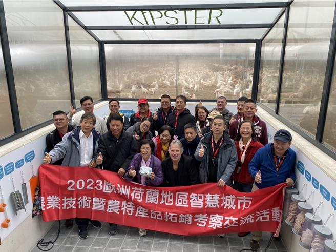 彰化是号称「全台最会下蛋的县」，不过彰化多数养鸡场仍是以传统式「格子笼鸡」饲养，易受疫病、天候等影响，彰化县长王惠美（前排左三）特地率队前往荷兰的Kipster蛋鸡场取经，探讨友善鸡蛋产业及如何平衡生产效益与动物福利。（彰化县政府提供／吴建辉彰化传真）