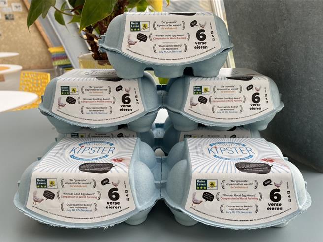 Kipster蛋鸡场产出全球第一颗「碳中和」鸡蛋，从建筑、饲养、饲料、包装到环境永续等，在净零碳排及永续发展提前布局和充分实践。（彰化县政府提供／吴建辉彰化传真）